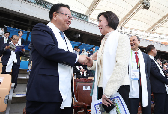 악수하는 김부겸·이인선