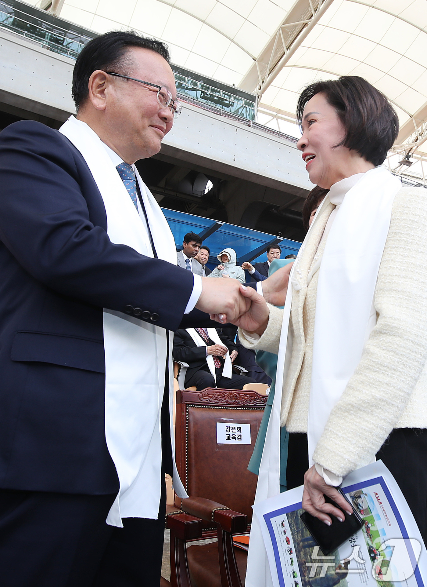 (대구=뉴스1) 공정식 기자 = 6·3 지방선거에서 더불어민주당 후보로 대구시장에 출마하는 김부겸 전 국무총리(왼쪽)와 이인선 국민의힘 대구시당위원장이 5일 오후 대구 수성구 대구 …