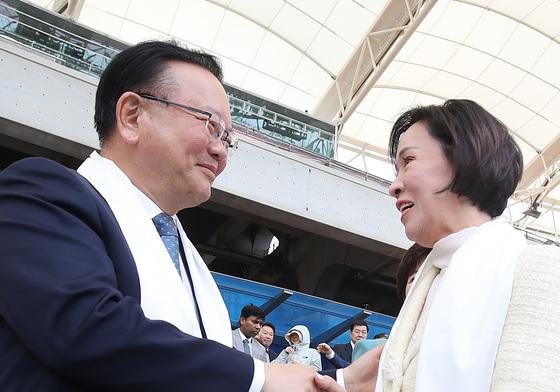 악수하는 김부겸·이인선