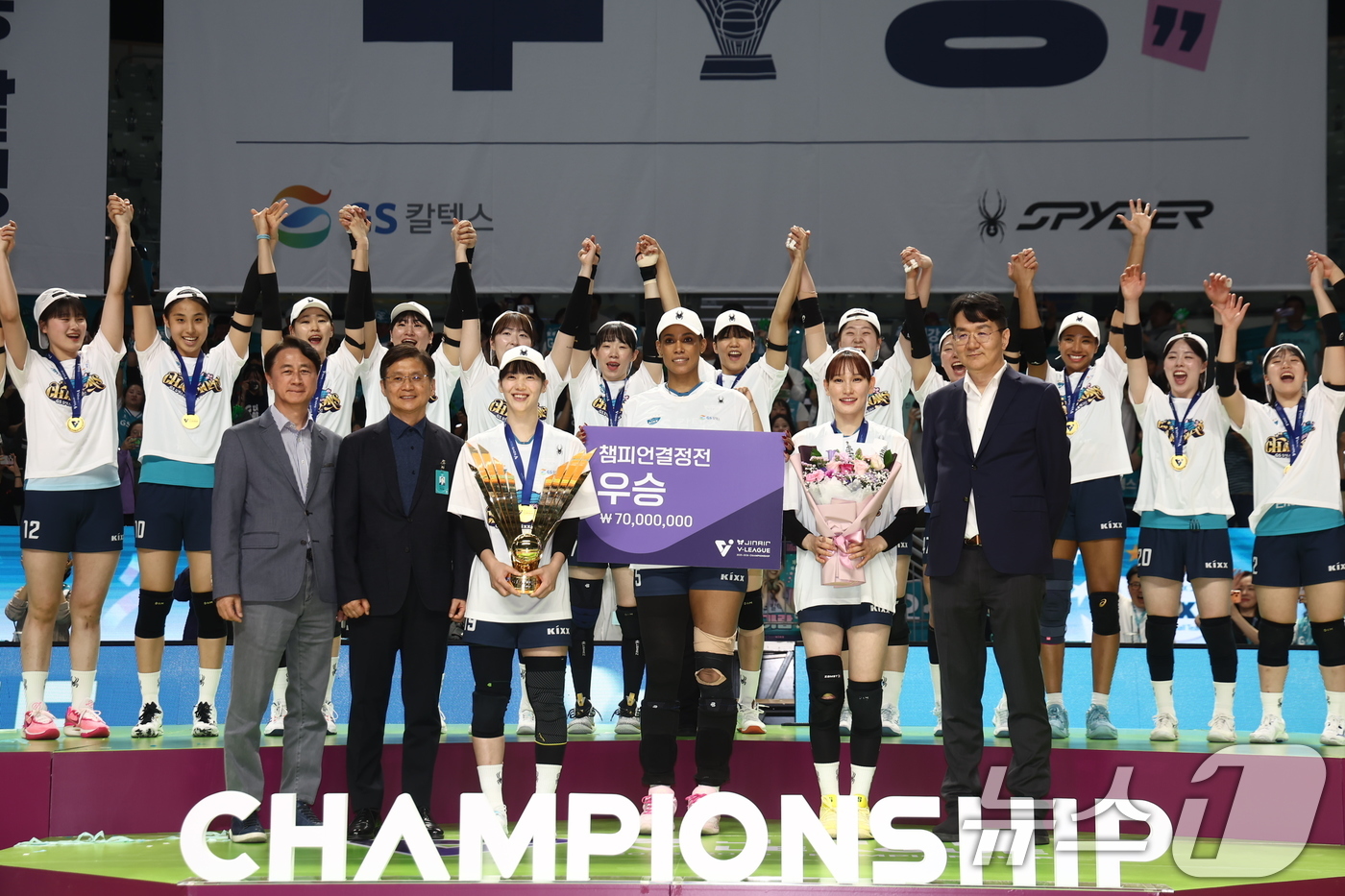 (서울=뉴스1) 김민지 기자 = 5일 오후 서울 중구 장충체육관에서 열린 2025-2026 진에어 V리그 여자부 챔피언결정전 3차전 GS칼텍스와 한국도로공사의 경기에서 세트스코어 …