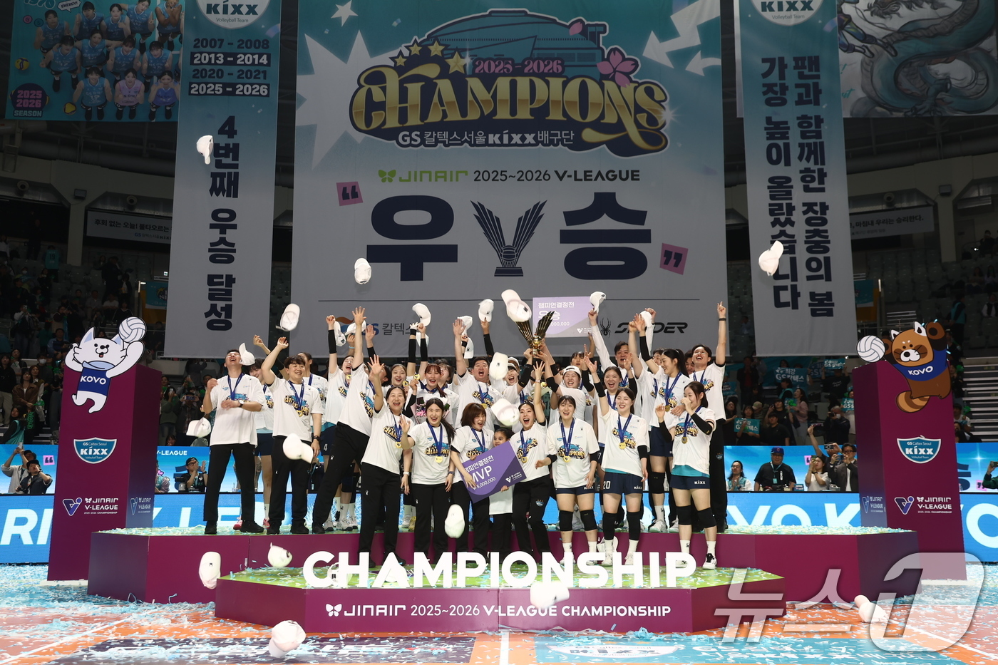 (서울=뉴스1) 김민지 기자 = 5일 오후 서울 중구 장충체육관에서 열린 2025-2026 진에어 V리그 여자부 챔피언결정전 3차전 GS칼텍스와 한국도로공사의 경기에서 세트스코어 …