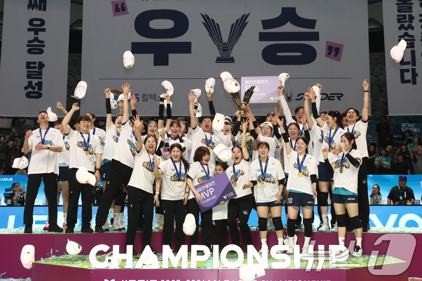 (서울=뉴스1) 김민지 기자 = 5일 오후 서울 중구 장충체육관에서 열린 2025-2026 진에어 V리그 여자부 챔피언결정전 3차전 GS칼텍스와 한국도로공사의 경기에서 세트스코어 …