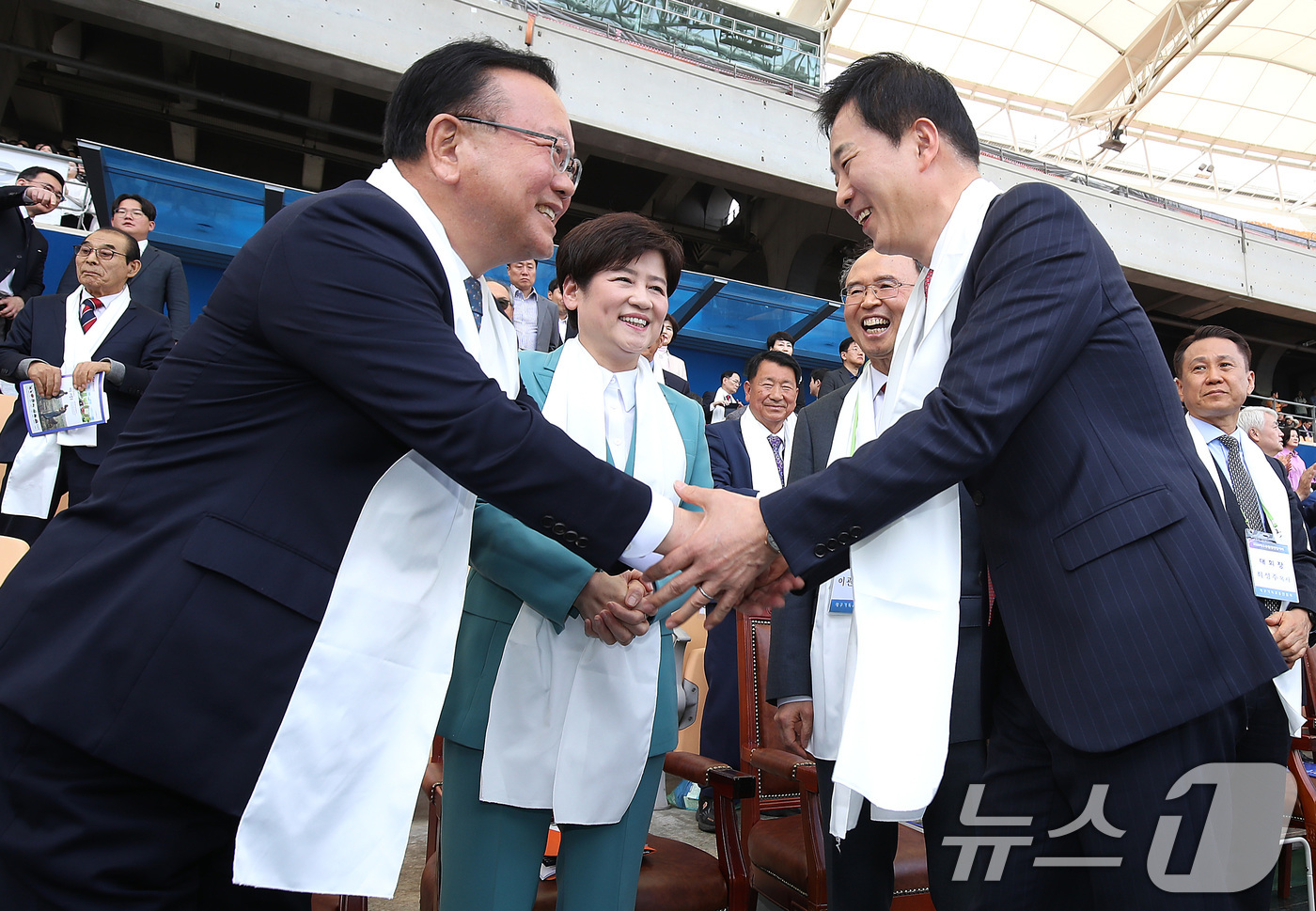 (대구=뉴스1) 공정식 기자 = 6·3 지방선거 더불어민주당 후보로 대구시장에 출마하는 김부겸 전 국무총리(왼쪽)와 유영하 국민의힘 대구시장 예비후보가 5일 오후 대구 수성구 대구 …