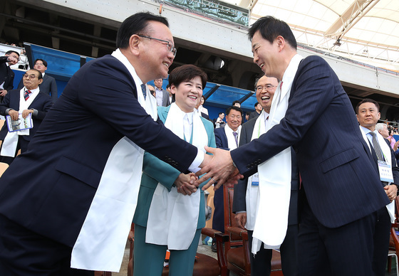 유영하 의원과 인사 나누는 김부겸 전 총리