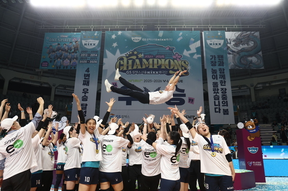 이영택 감독 헹가래 치는 GS칼텍스 선수들