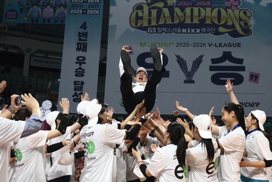 이영택 감독 헹가래 치는 GS칼텍스 선수들