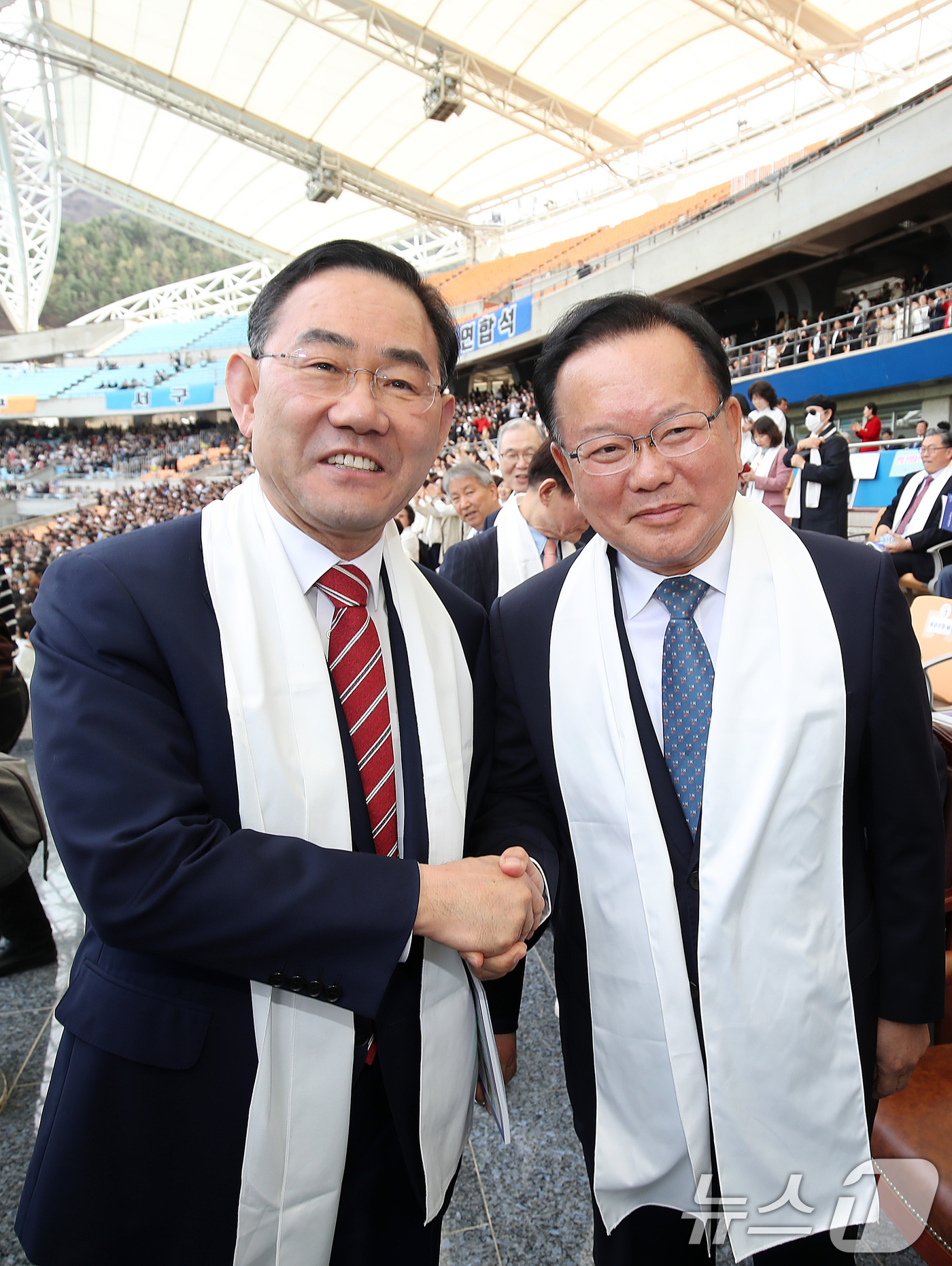 (대구=뉴스1) 공정식 기자 = 6·3 지방선거에서 더불어민주당 후보로 대구시장에 출마하는 김부겸 전 총리와 국민의힘에서 공천 배제(컷오프)된 주호영 국회부의장이 5일 오후 대구 …