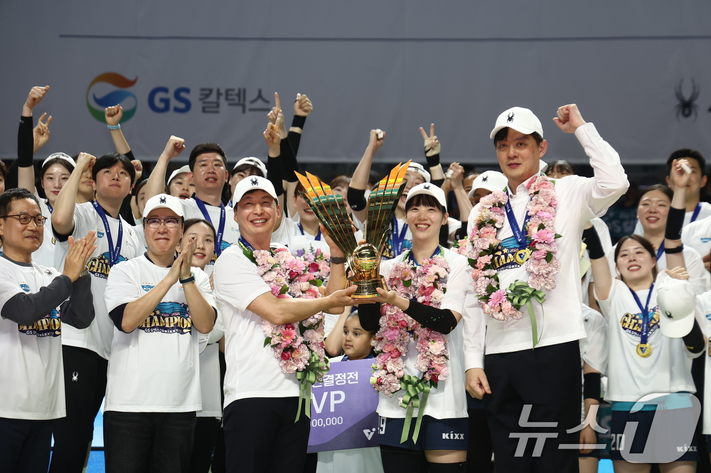 (서울=뉴스1) 김민지 기자 = 5일 오후 서울 중구 장충체육관에서 열린 2025-2026 진에어 V리그 여자부 챔피언결정전 3차전 GS칼텍스와 한국도로공사의 경기에서 세트스코어 …