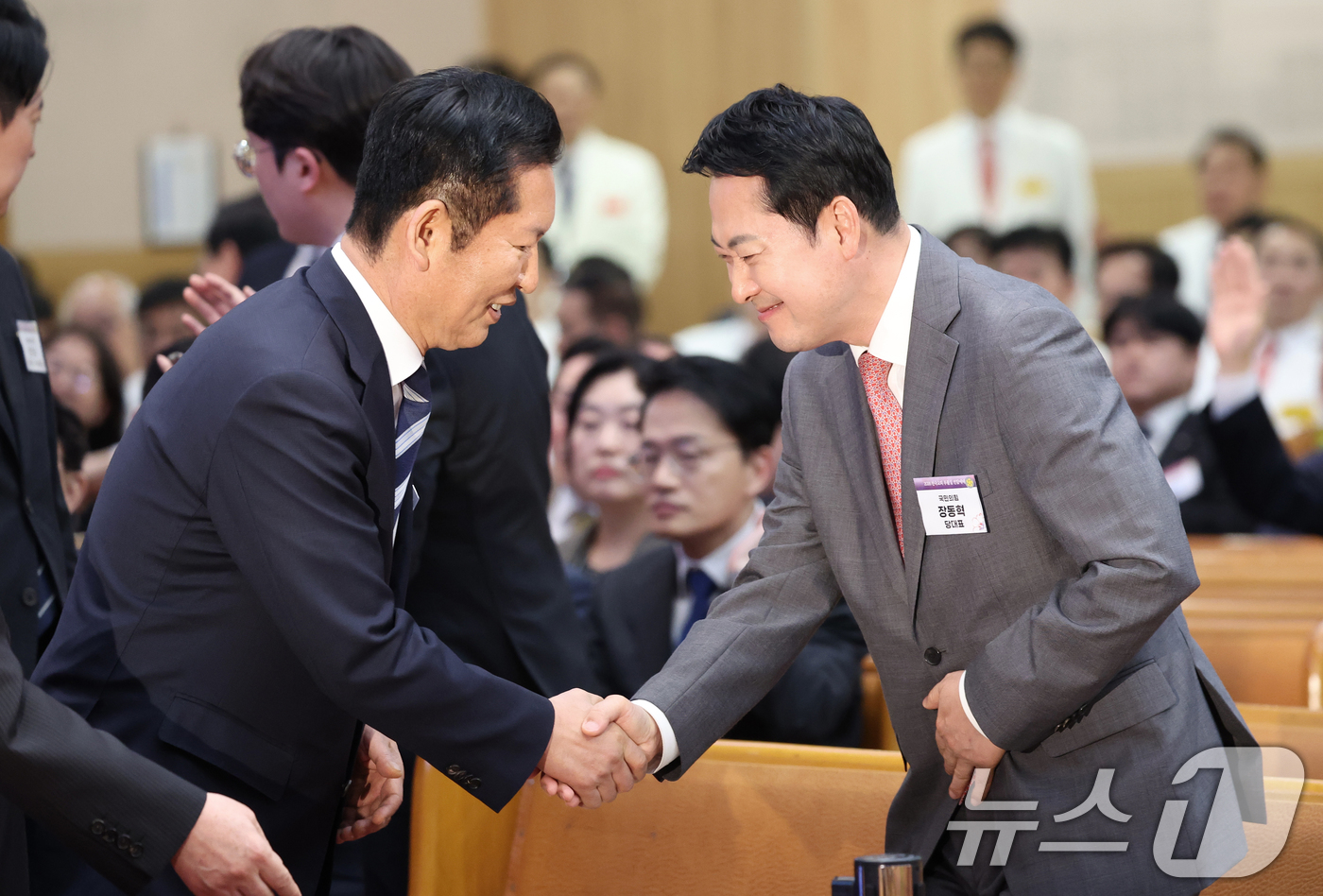(서울=뉴스1) 허경 기자 = 정청래 더불어민주당 대표와 장동혁 국민의힘 대표가 5일 서울 여의도 순복음교회에서 열린  2026 한국교회 부활절 연합예배에서 악수하고 있다.  20 …