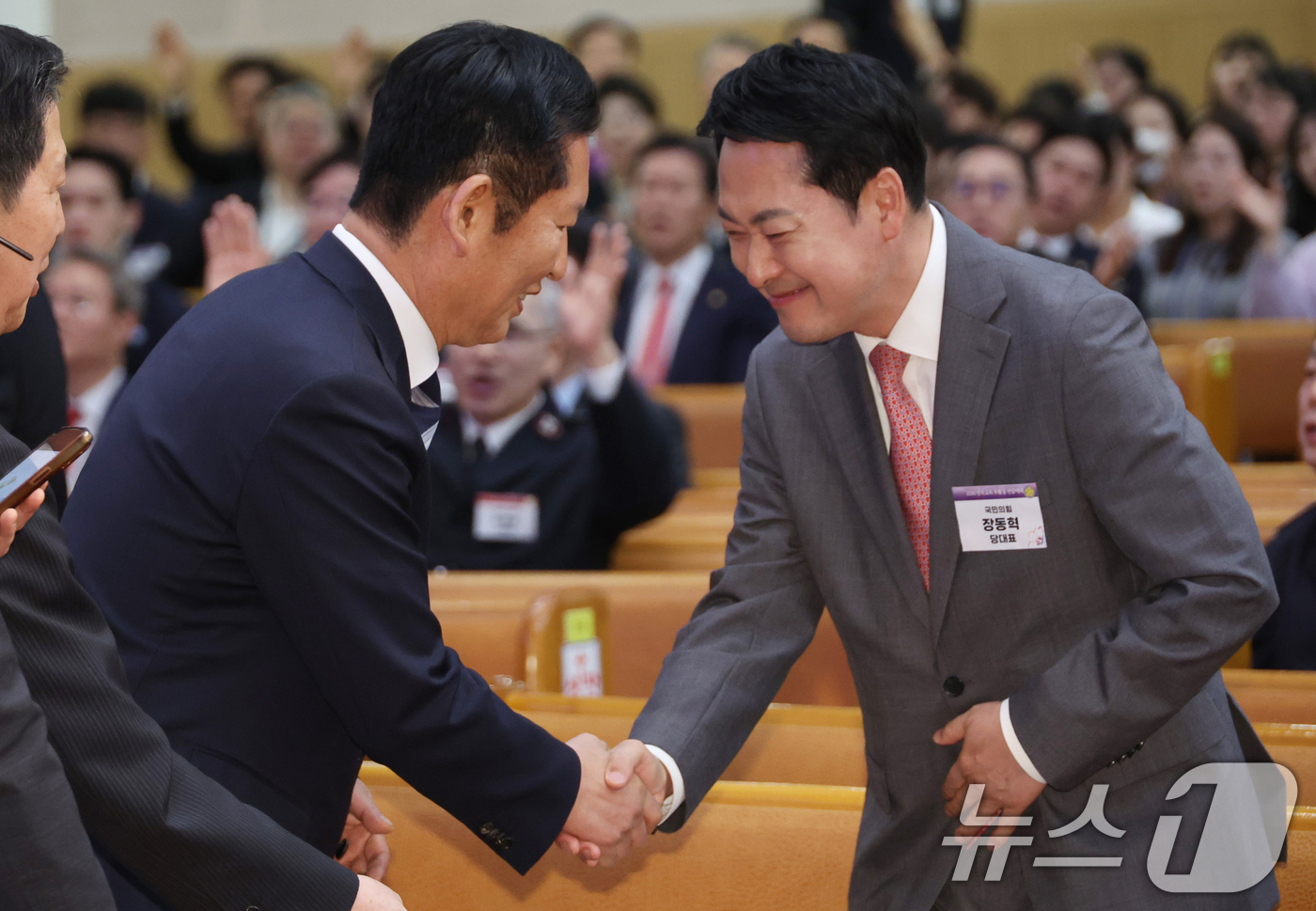 (서울=뉴스1) 허경 기자 = 정청래 더불어민주당 대표와 장동혁 국민의힘 대표가 5일 서울 여의도 순복음교회에서 열린  2026 한국교회 부활절 연합예배에서 악수하고 있다. 202 …