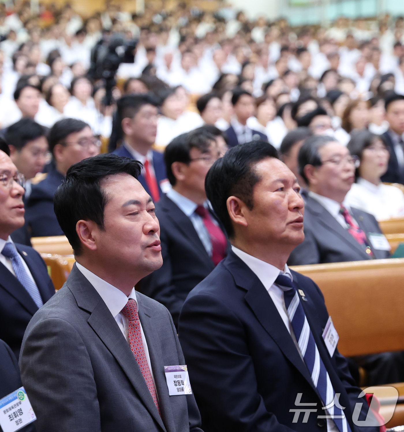 (서울=뉴스1) 허경 기자 = 정청래 더불어민주당 대표와 장동혁 국민의힘 대표가 5일 서울 여의도 순복음교회에서 열린  2026 한국교회 부활절 연합예배에서 나란히 앉아 찬송을 부 …