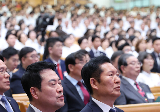 찬송 부르는 여야 대표