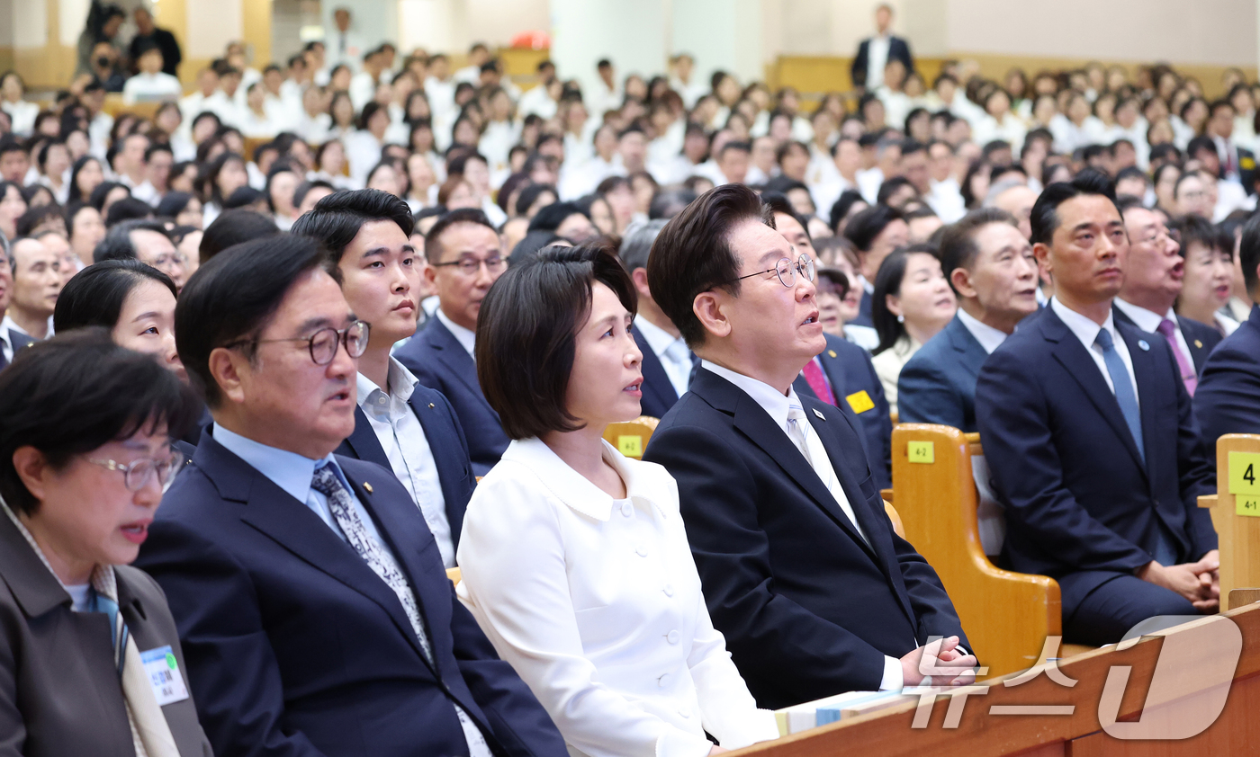 (서울=뉴스1) 허경 기자 = 이재명 대통령과 김혜경 여사가 5일 서울 여의도 순복음교회에서 열린 2026 한국교회 부활절 연합예배에 참석해 예배를 드리고 있다. 2026.4.5/ …