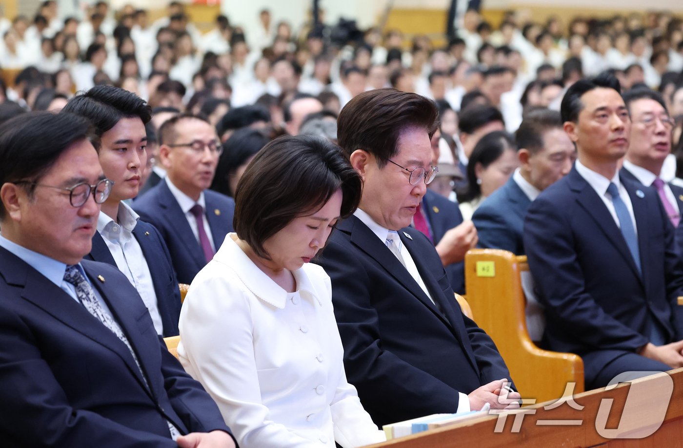 (서울=뉴스1) 허경 기자 = 이재명 대통령과 김혜경 여사가 5일 서울 여의도 순복음교회에서 열린 2026 한국교회 부활절 연합예배에 참석해 예배를 드리고 있다. 2026.4.5/ …