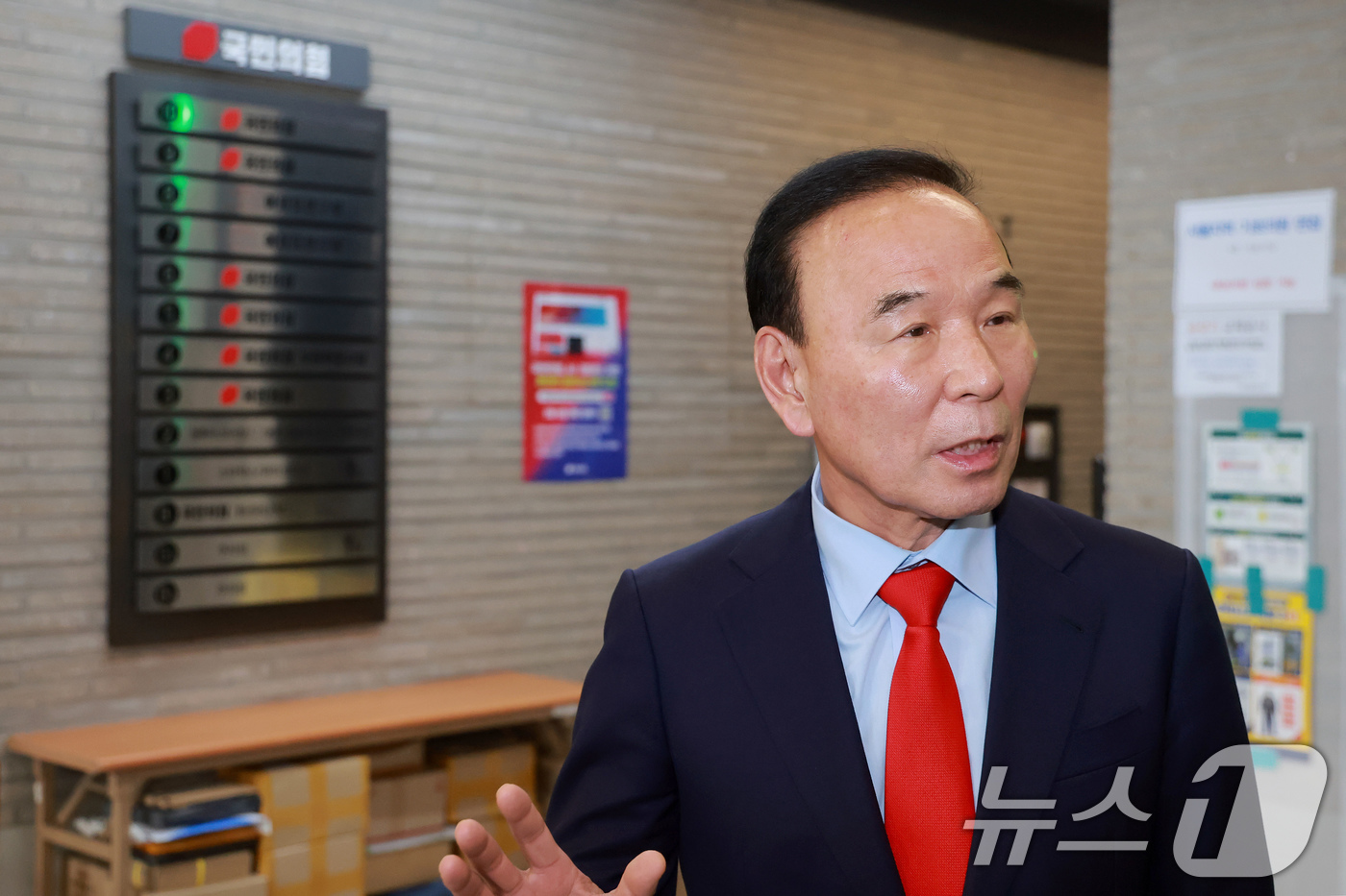 (서울=뉴스1) 유승관 기자 = 박덕흠 국민의힘 공천관리위원장이 5일 서울 여의도 중앙당사에서 열린 비공개 공천관리위원회의에 참석하며 취재진과 대화하고 있다. (공동취재) 2026 …