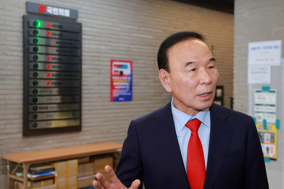 비공개 국민의힘 공천관리위원회의 들어서는 박덕흠 위원장