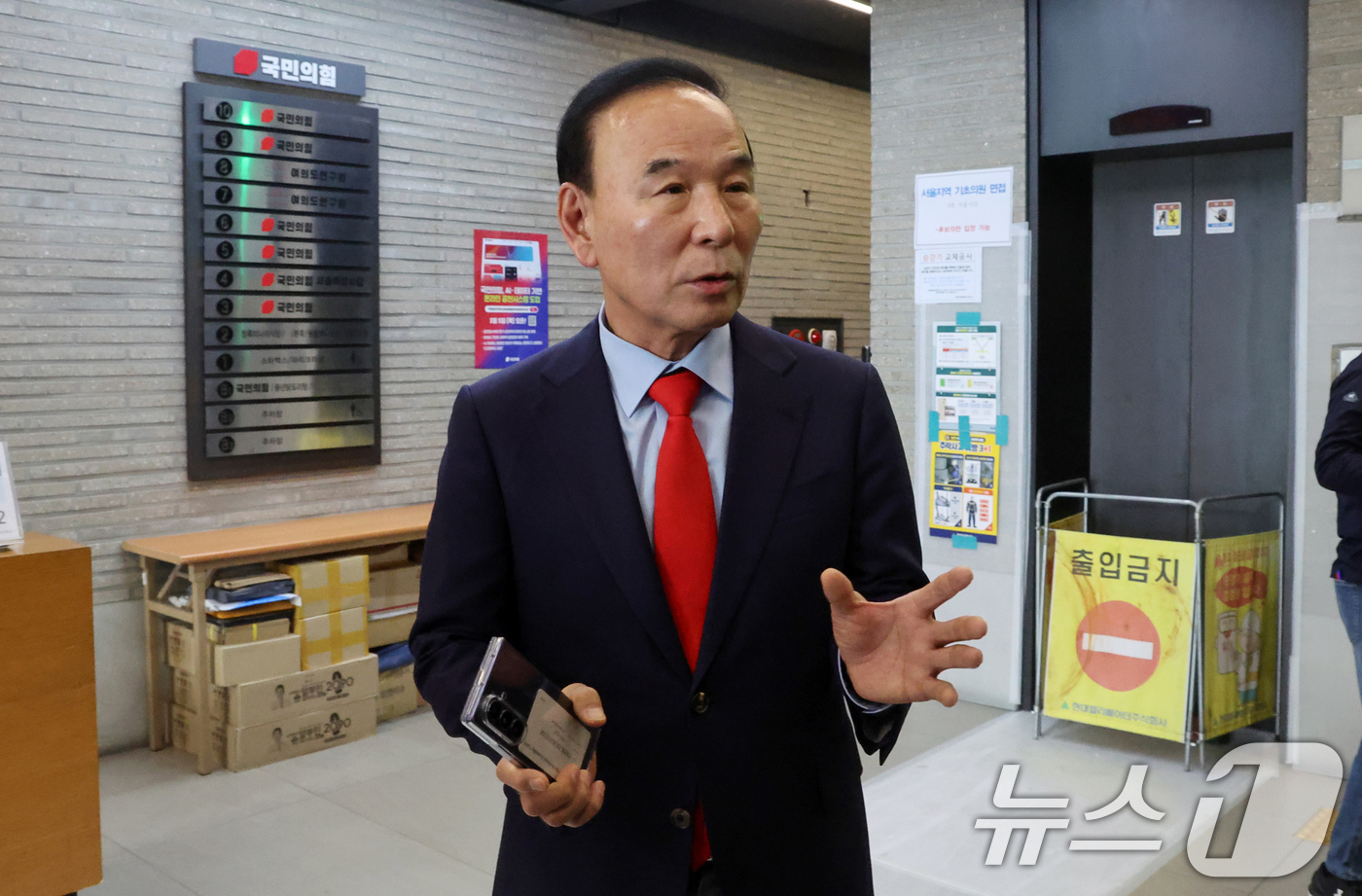 (서울=뉴스1) 유승관 기자 = 박덕흠 국민의힘 공천관리위원장이 5일 서울 여의도 중앙당사에서 열린 비공개 공천관리위원회의에 참석하며 취재진과 대화하고 있다. (공동취재) 2026 …