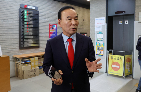 비공개 공관위 회의 참석하며 취재진과 대화하는 박덕흠 위원장