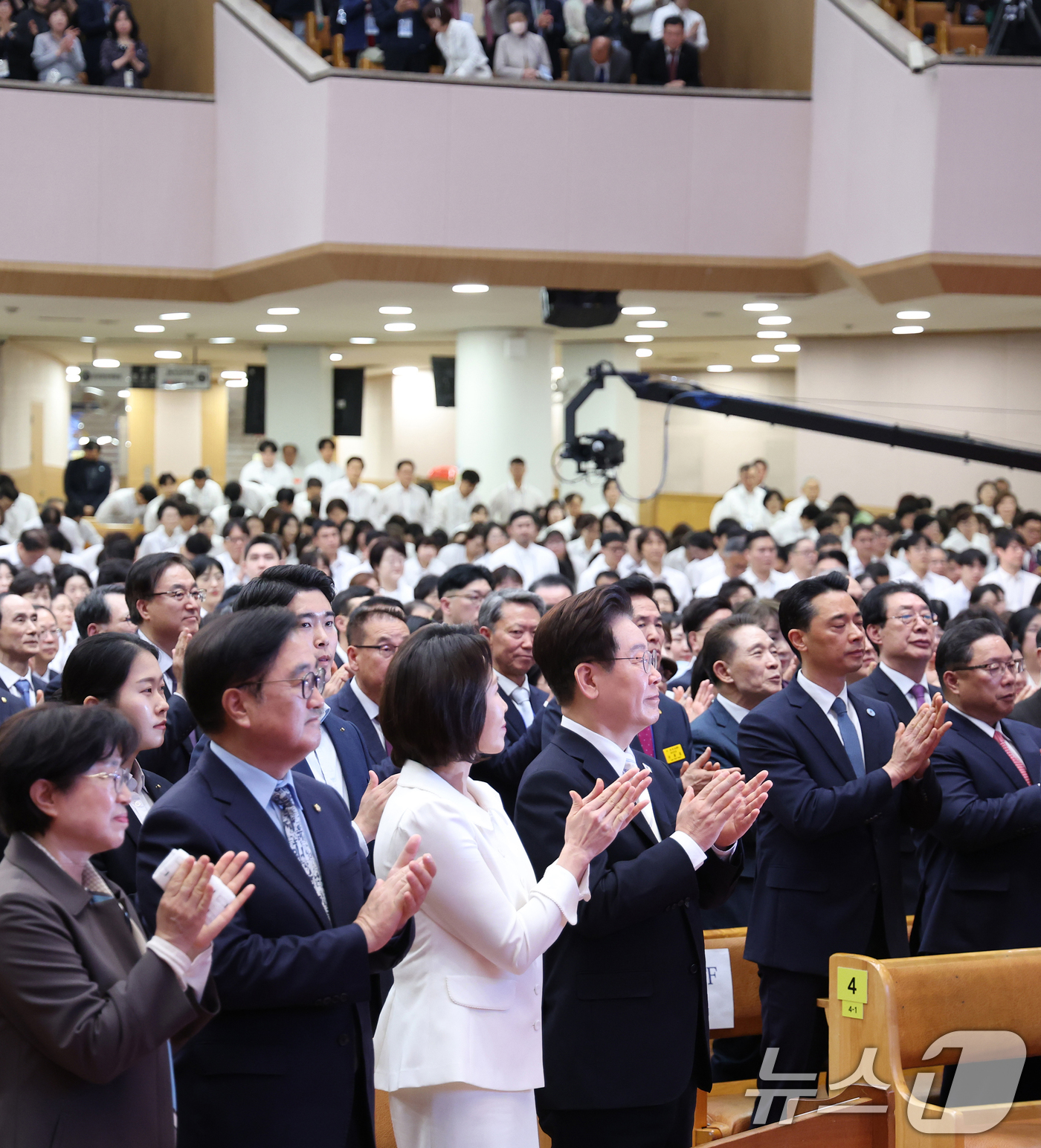 (서울=뉴스1) 허경 기자 = 이재명 대통령과 김혜경 여사가 5일 서울 여의도 순복음교회에서 열린 2026 한국교회 부활절 연합예배에서 손뼉을 치고 있다. 2026.4.5/뉴스1