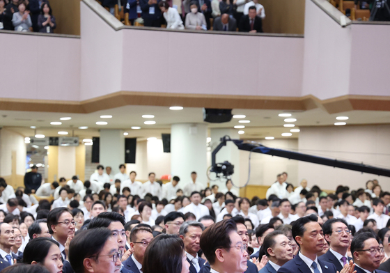 손뼉 치는 이재명 대통령