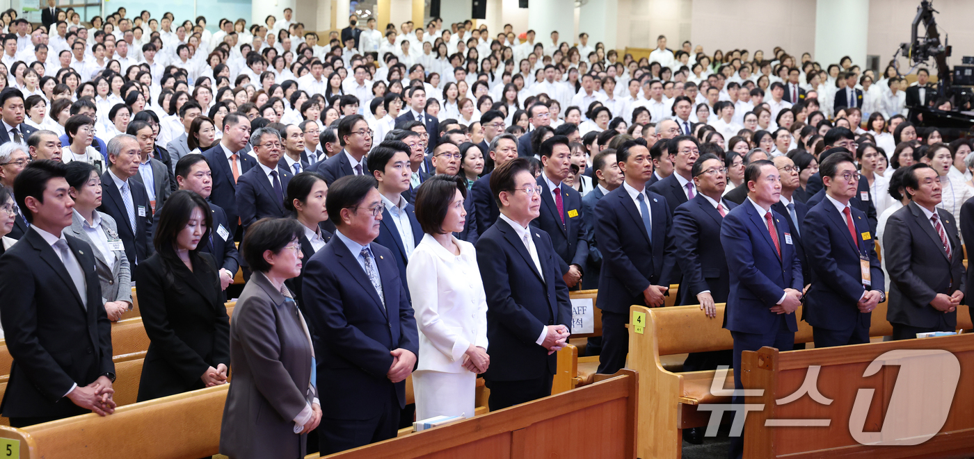 (서울=뉴스1) 허경 기자 = 이재명 대통령과 김혜경 여사가 5일 서울 여의도 순복음교회에서 열린 2026 한국교회 부활절 연합예배에 참석해 예배를 드리고 있다. 2026.4.5/ …