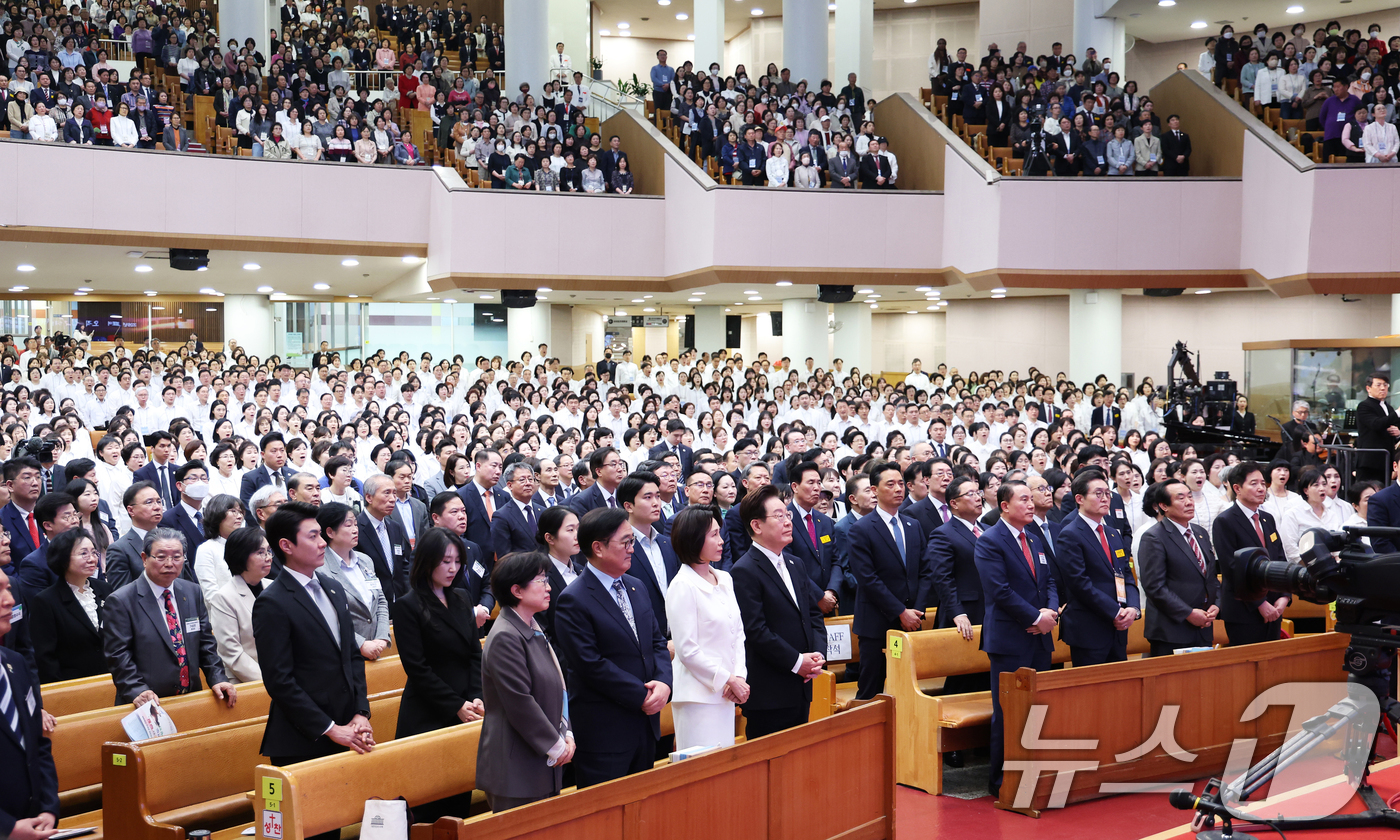 (서울=뉴스1) 허경 기자 = 이재명 대통령과 김혜경 여사가 5일 서울 여의도 순복음교회에서 열린 2026 한국교회 부활절 연합예배에 참석해 예배를 드리고 있다. 2026.4.5/ …