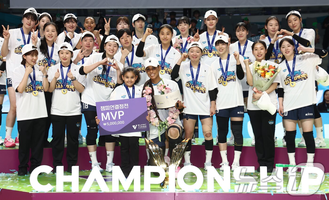 본문 이미지 - 5일 오후 서울 중구 장충체육관에서 열린 2025-2026 진에어 V리그 여자부 챔피언결정전 3차전 GS칼텍스와 한국도로공사의 경기에서 세트스코어 3대1 승리로 우승을 차지한 GS칼텍스 선수들과 MVP로 선정된 지젤 살바가 기뻐하고 있다.  2026.4.5 ⓒ 뉴스1 김민지 기자