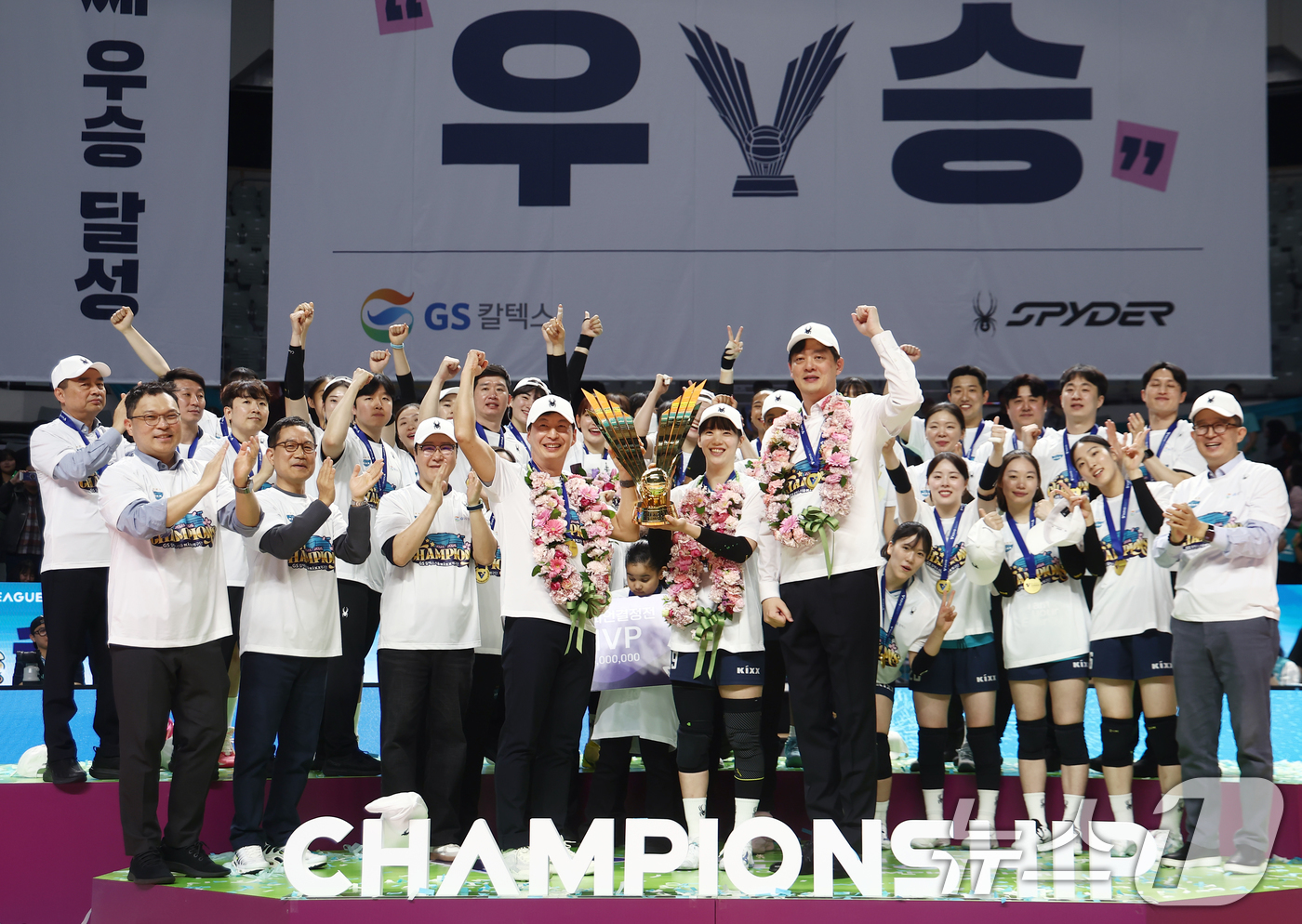 (서울=뉴스1) 김민지 기자 = 5일 오후 서울 중구 장충체육관에서 열린 2025-2026 진에어 V리그 여자부 챔피언결정전 3차전 GS칼텍스와 한국도로공사의 경기에서 세트스코어 …