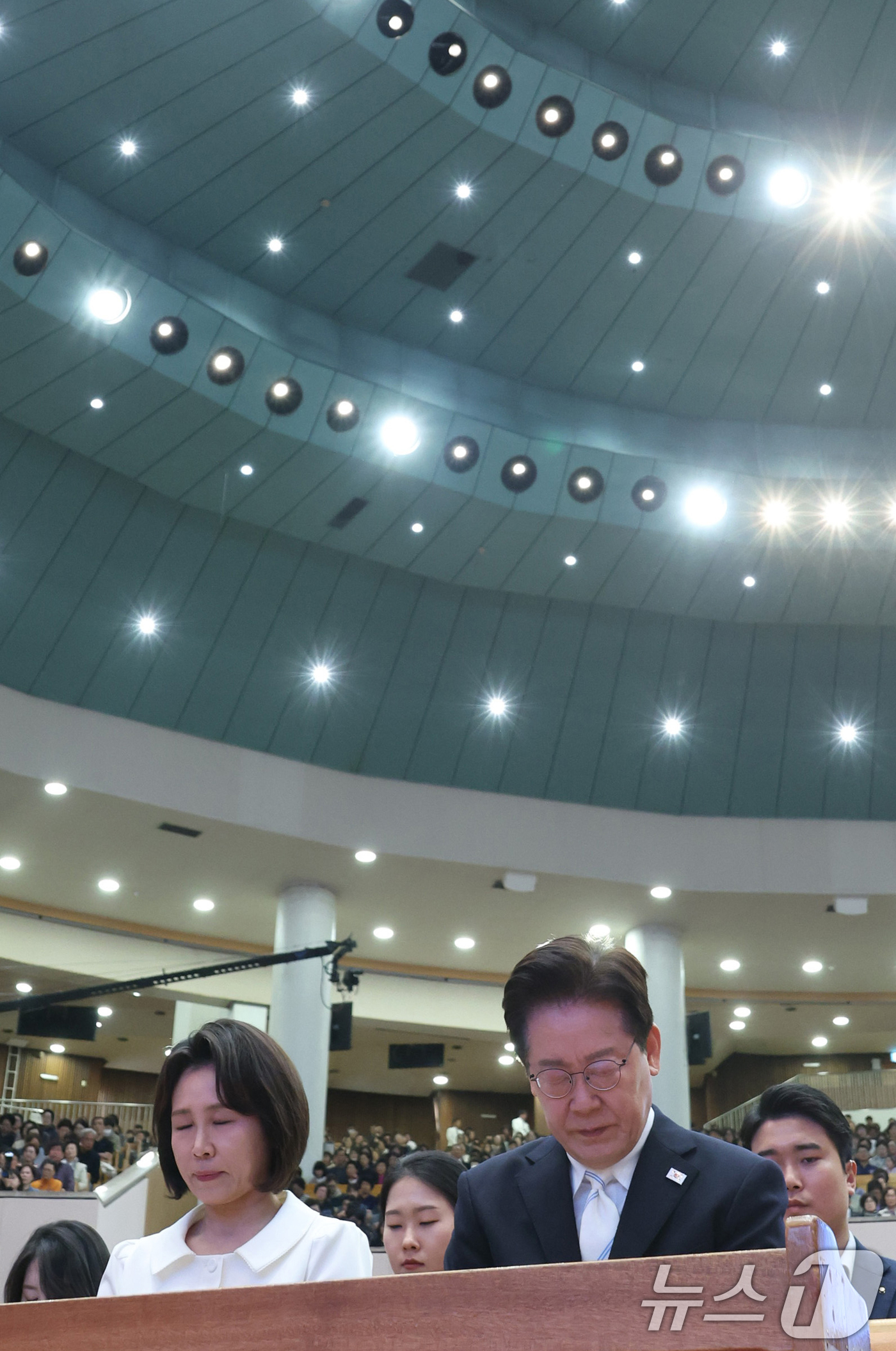 (서울=뉴스1) 허경 기자 = 이재명 대통령과 김혜경 여사가 5일 서울 여의도 순복음교회에서 열린 2026 한국교회 부활절 연합예배에서 기도하고 있다. 2026.4.5/뉴스1