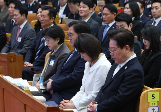 기도하는 李대통령