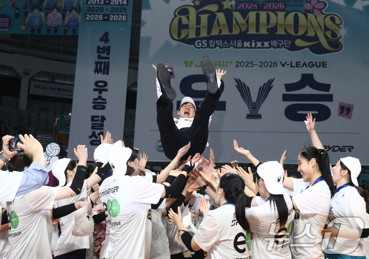 (서울=뉴스1) 김민지 기자 = 5일 오후 서울 중구 장충체육관에서 열린 2025-2026 진에어 V리그 여자부 챔피언결정전 3차전 GS칼텍스와 한국도로공사의 경기에서 세트스코어 …