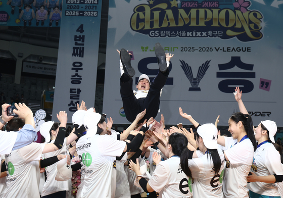 GS칼텍스 이영택 "작년 14연패한 형편없는 감독이었는데…선수들 고마워 "