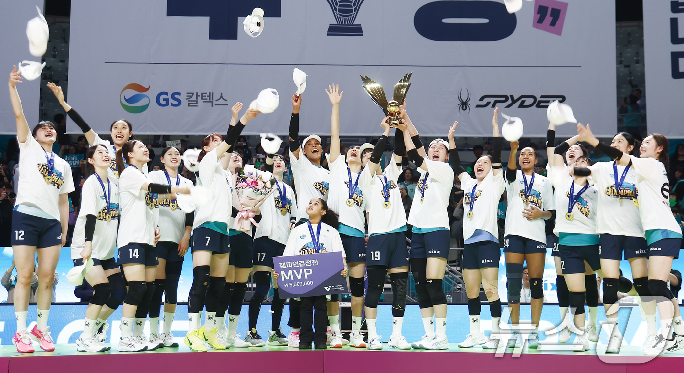 (서울=뉴스1) 김민지 기자 = 5일 오후 서울 중구 장충체육관에서 열린 2025-2026 진에어 V리그 여자부 챔피언결정전 3차전 GS칼텍스와 한국도로공사의 경기에서 세트스코어 …