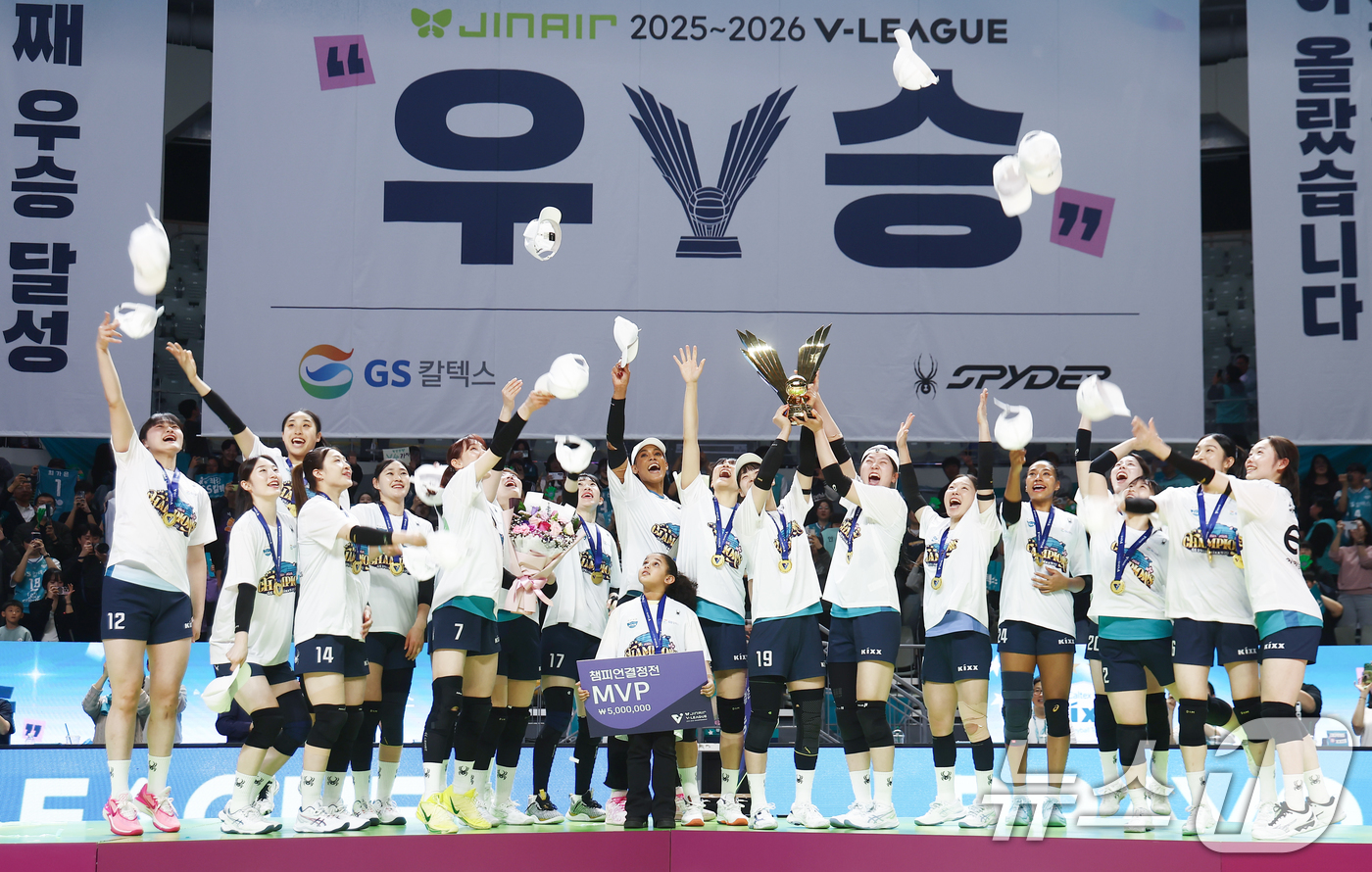 (서울=뉴스1) 김민지 기자 = 5일 오후 서울 중구 장충체육관에서 열린 2025-2026 진에어 V리그 여자부 챔피언결정전 3차전 GS칼텍스와 한국도로공사의 경기에서 세트스코어 …