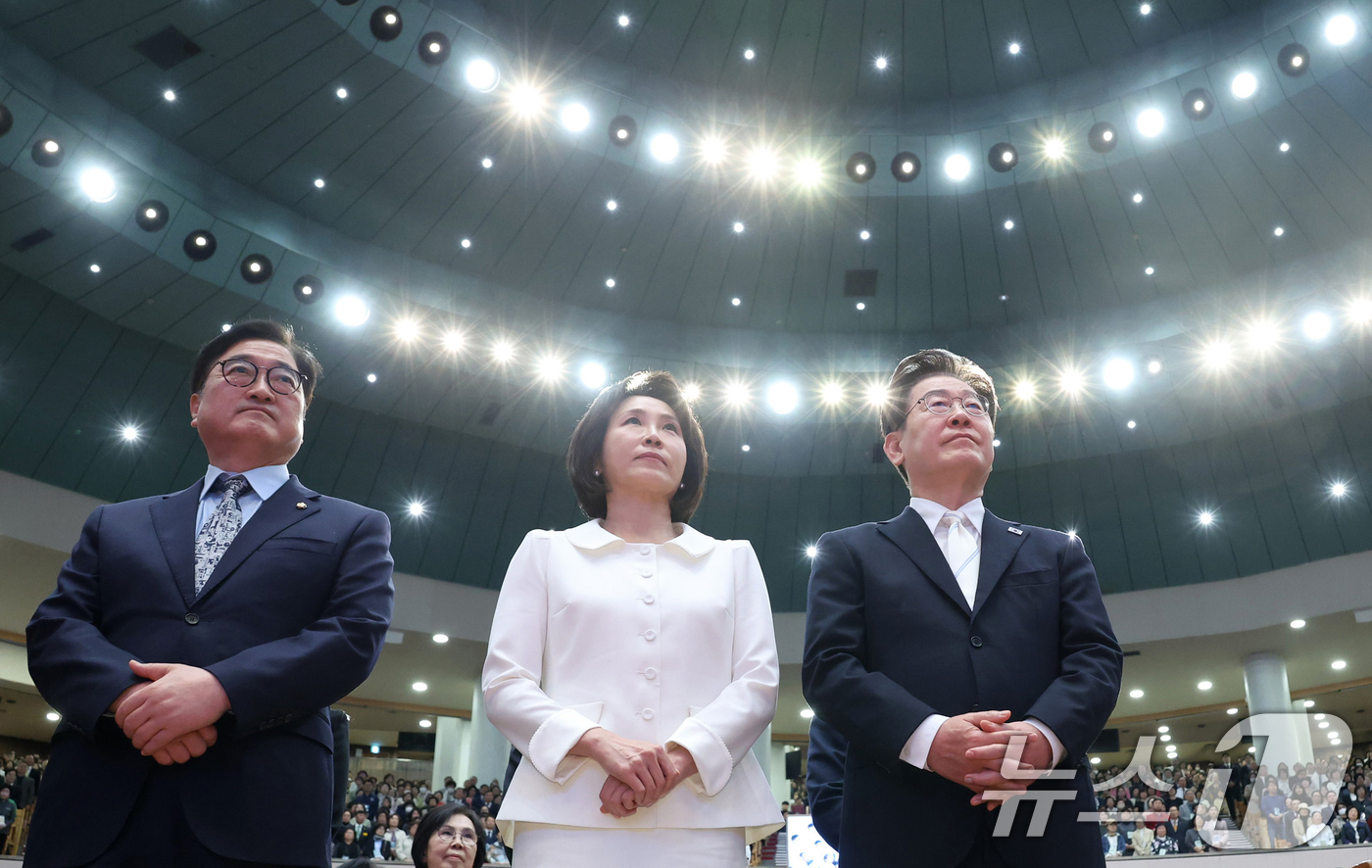 (서울=뉴스1) 허경 기자 = 이재명 대통령과 김혜경 여사가 5일 서울 여의도 순복음교회에서 열린 2026 한국교회 부활절 연합예배에서 우원식 국회의장 등 내빈들과 예배를 드리고있 …