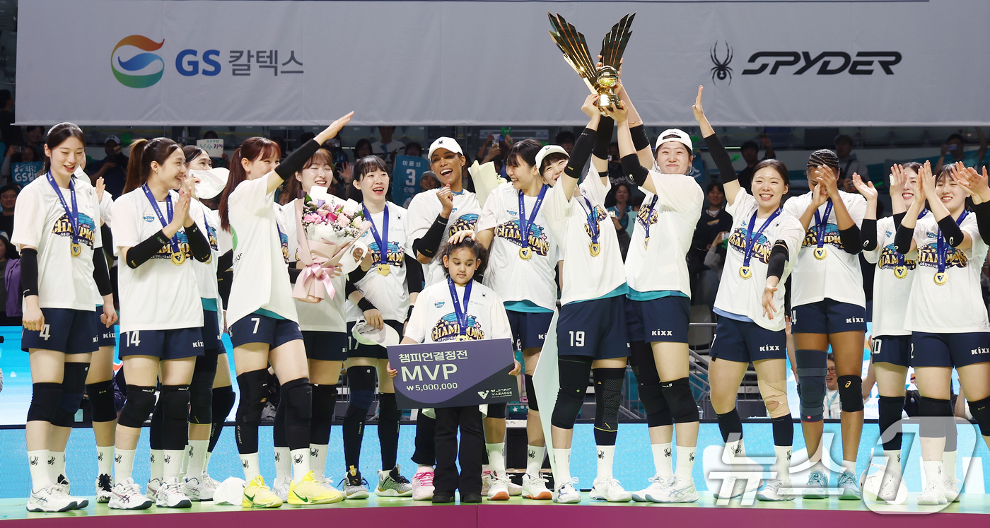 (서울=뉴스1) 김민지 기자 = 5일 오후 서울 중구 장충체육관에서 열린 2025-2026 진에어 V리그 여자부 챔피언결정전 3차전 GS칼텍스와 한국도로공사의 경기에서 세트스코어 …