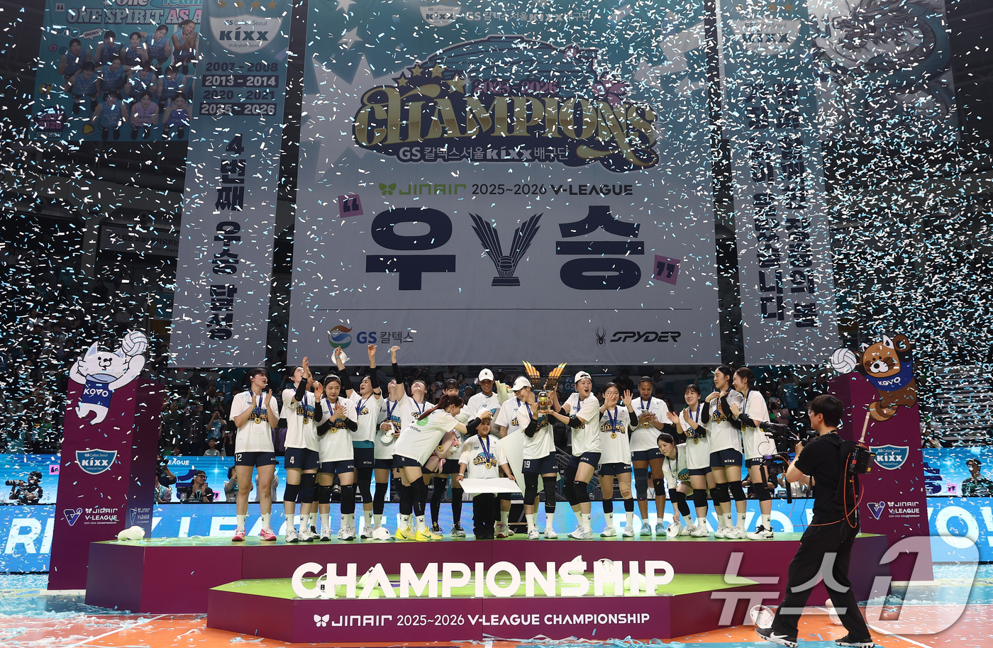 (서울=뉴스1) 김민지 기자 = 5일 오후 서울 중구 장충체육관에서 열린 2025-2026 진에어 V리그 여자부 챔피언결정전 3차전 GS칼텍스와 한국도로공사의 경기에서 세트스코어 …