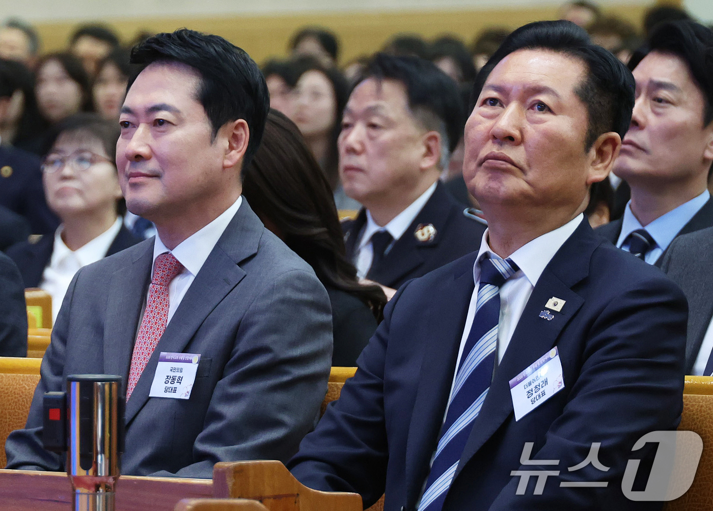 (서울=뉴스1) 허경 기자 = 정청래 더불어민주당 대표와 장동혁 국민의힘 대표가 5일 서울 여의도 순복음교회에서 열린  2026 한국교회 부활절 연합예배에서 나란히 예배를 드리고 …