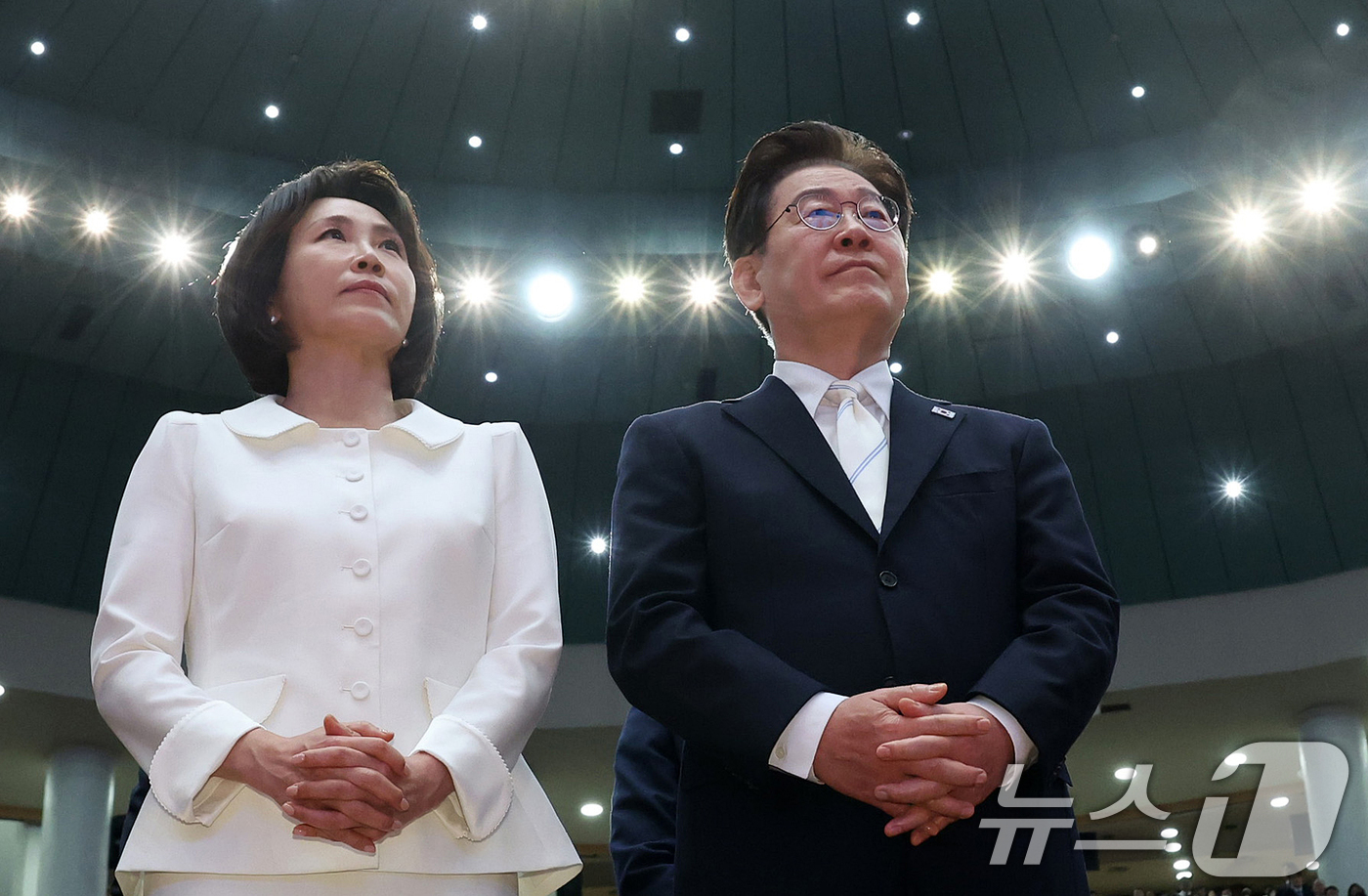 (서울=뉴스1) 허경 기자 = 이재명 대통령과 김혜경 여사가 5일 서울 여의도 순복음교회에서 열린 2026 한국교회 부활절 연합예배에 참석해 예배를 드리고 있다. 2026.4.5/ …