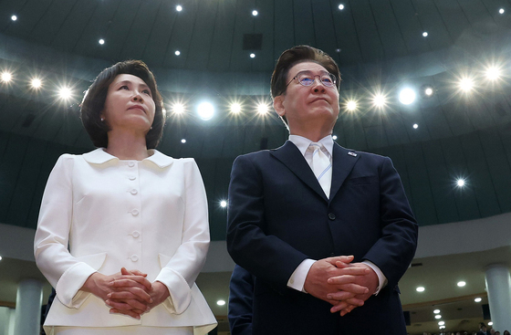 부활절 예배 참석한 李대통령 부부