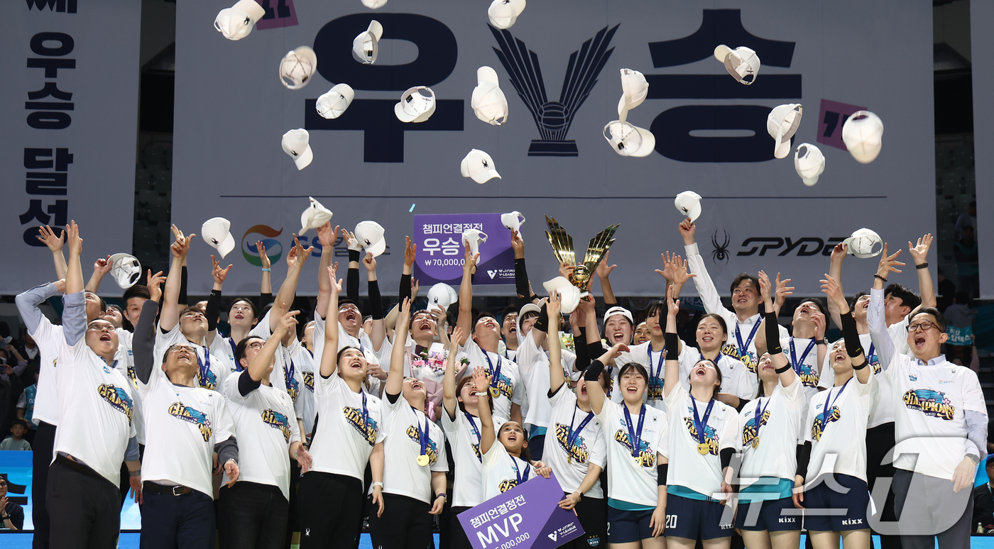 (서울=뉴스1) 김민지 기자 = 5일 오후 서울 중구 장충체육관에서 열린 2025-2026 진에어 V리그 여자부 챔피언결정전 3차전 GS칼텍스와 한국도로공사의 경기에서 세트스코어 …