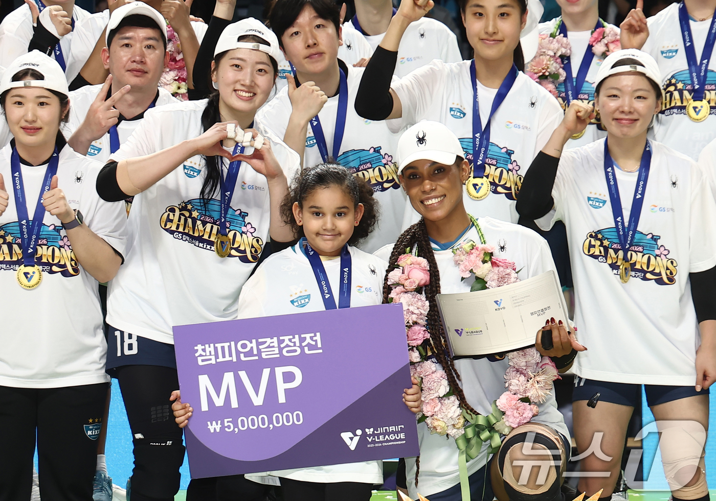 (서울=뉴스1) 김민지 기자 = 5일 오후 서울 중구 장충체육관에서 열린 2025-2026 진에어 V리그 여자부 챔피언결정전 3차전 GS칼텍스와 한국도로공사의 경기에서 세트스코어 …