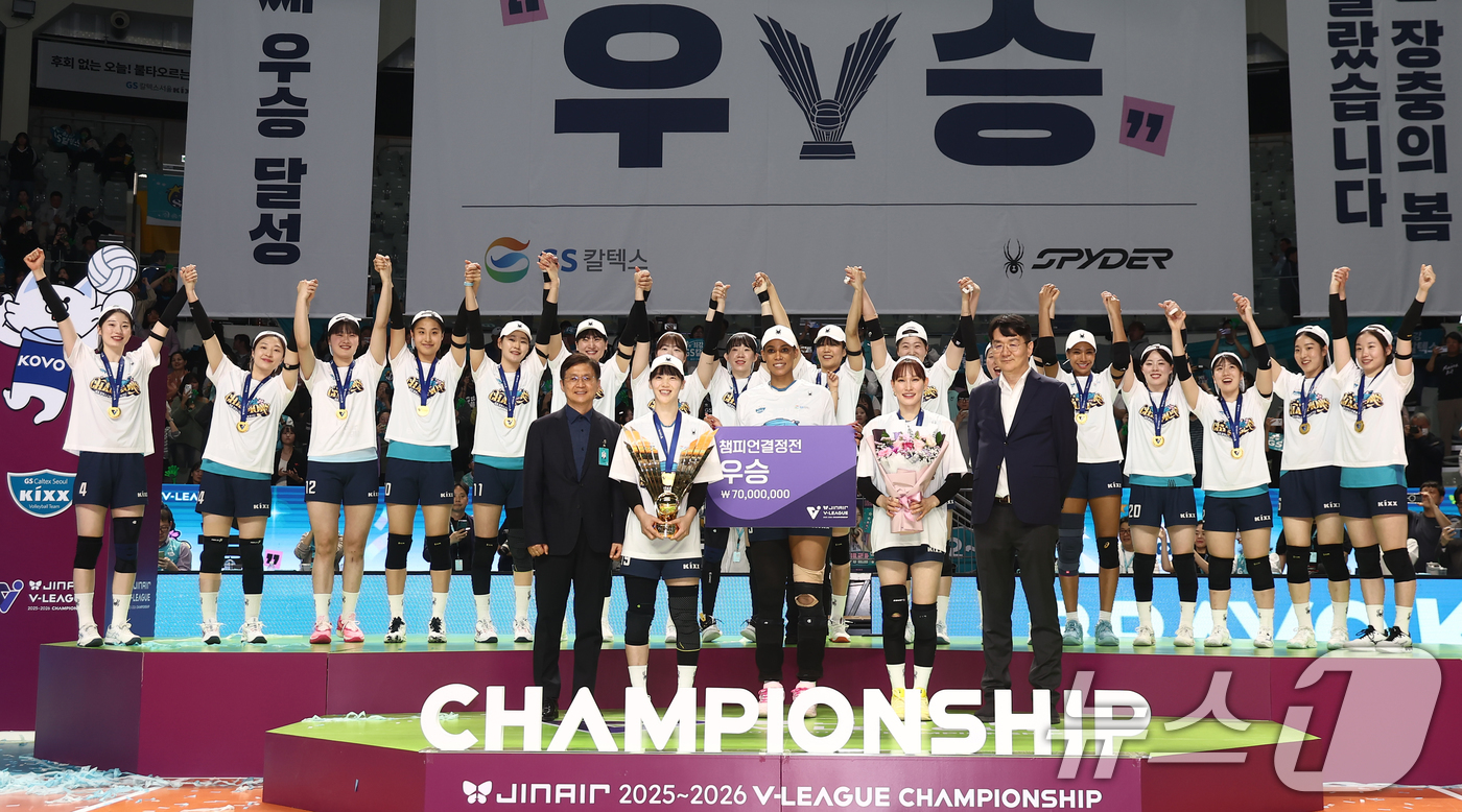 (서울=뉴스1) 김민지 기자 = 5일 오후 서울 중구 장충체육관에서 열린 2025-2026 진에어 V리그 여자부 챔피언결정전 3차전 GS칼텍스와 한국도로공사의 경기에서 세트스코어 …