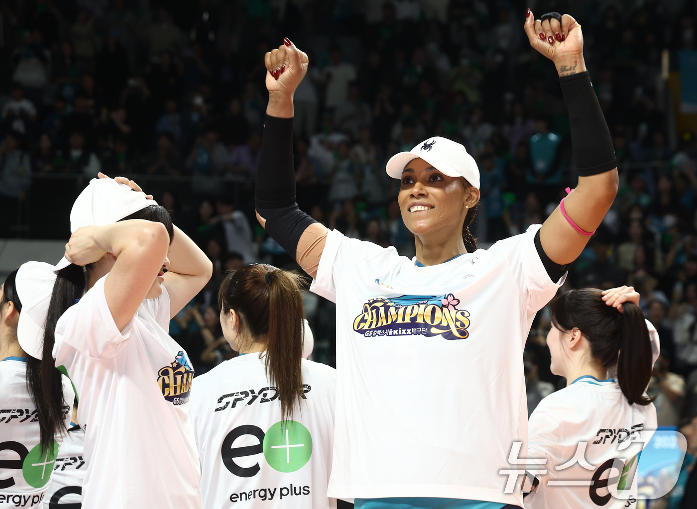 (서울=뉴스1) 김민지 기자 = 5일 오후 서울 중구 장충체육관에서 열린 2025-2026 진에어 V리그 여자부 챔피언결정전 3차전 GS칼텍스와 한국도로공사의 경기에서 세트스코어 …