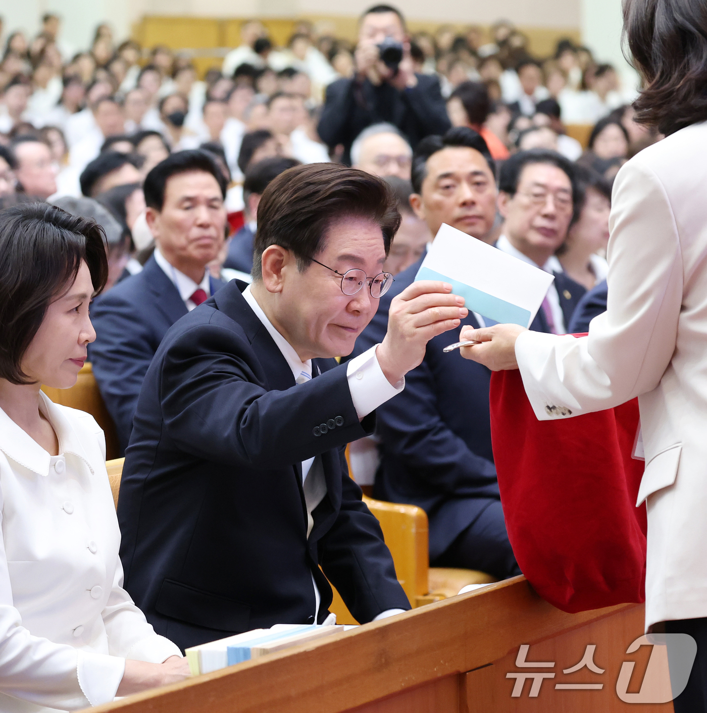 (서울=뉴스1) 허경 기자 = 이재명 대통령이 5일 서울 여의도 순복음교회에서 열린 2026 한국교회 부활절 연합예배에서 헌금을 하고 있다. 2026.4.5/뉴스1
