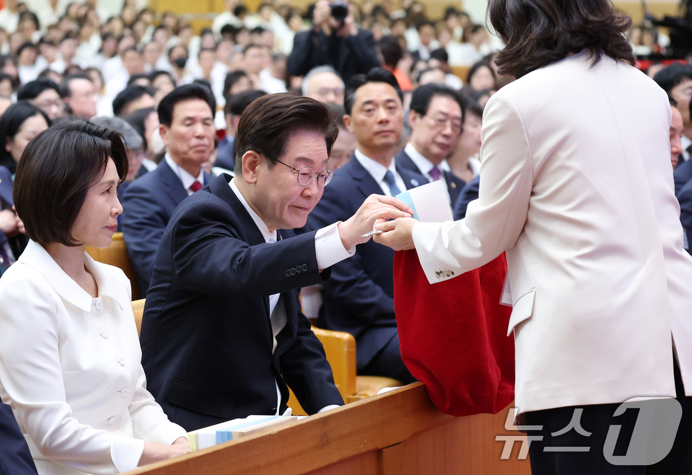 (서울=뉴스1) 허경 기자 = 이재명 대통령이 5일 서울 여의도 순복음교회에서 열린 2026 한국교회 부활절 연합예배에서 헌금을 하고 있다. 2026.4.5/뉴스1