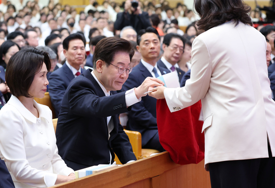 부활절 예배 헌금하는 李대통령