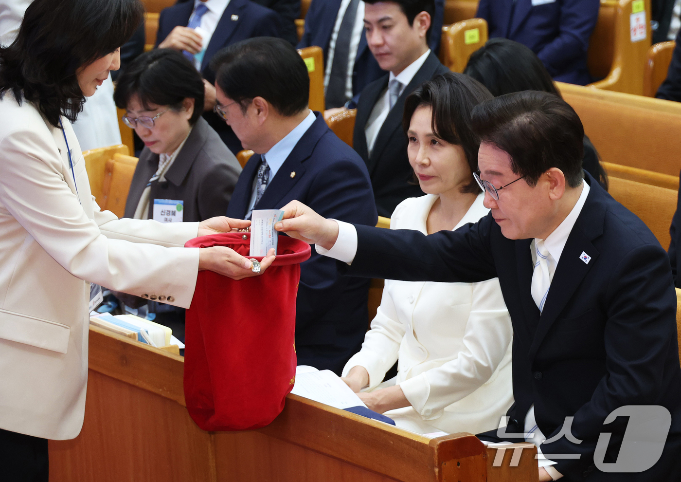 (서울=뉴스1) 허경 기자 = 이재명 대통령이 5일 서울 여의도 순복음교회에서 열린 2026 한국교회 부활절 연합예배에서 헌금을 하고 있다. 2026.4.5/뉴스1