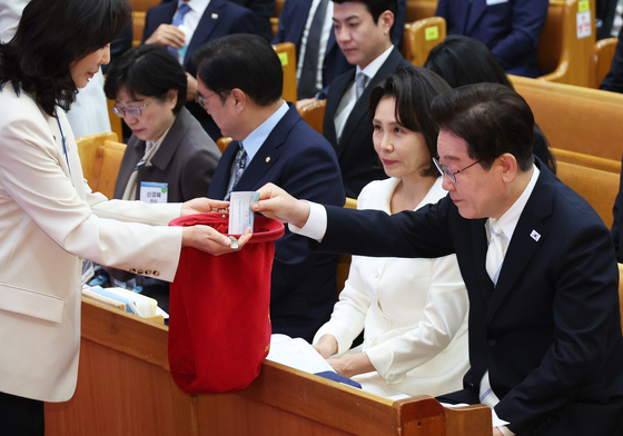 헌금하는 李대통령