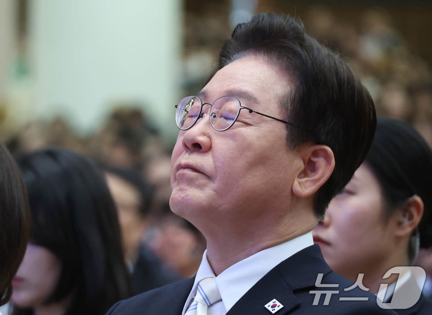 (서울=뉴스1) 허경 기자 = 이재명 대통령이 5일 서울 여의도 순복음교회에서 열린 2026 한국교회 부활절 연합예배에서 설교를 경청하고 있다. 2026.4.5/뉴스1